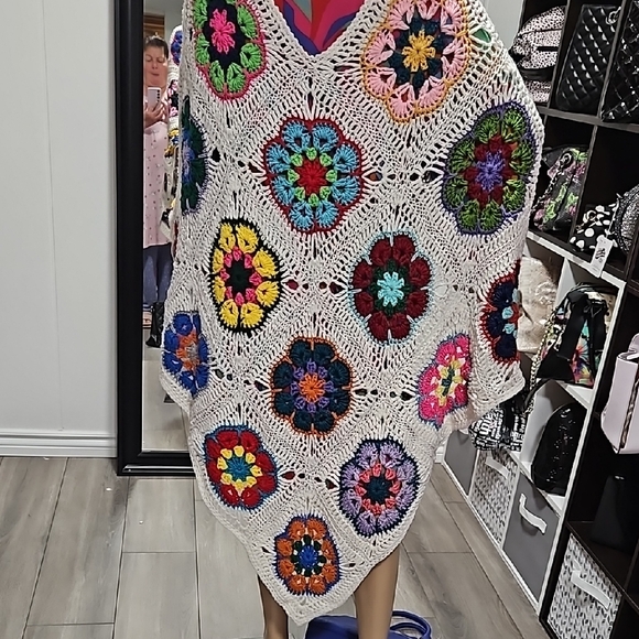 Creamy White Retro Cape with Cozy Warmth - Picture 2 of 5